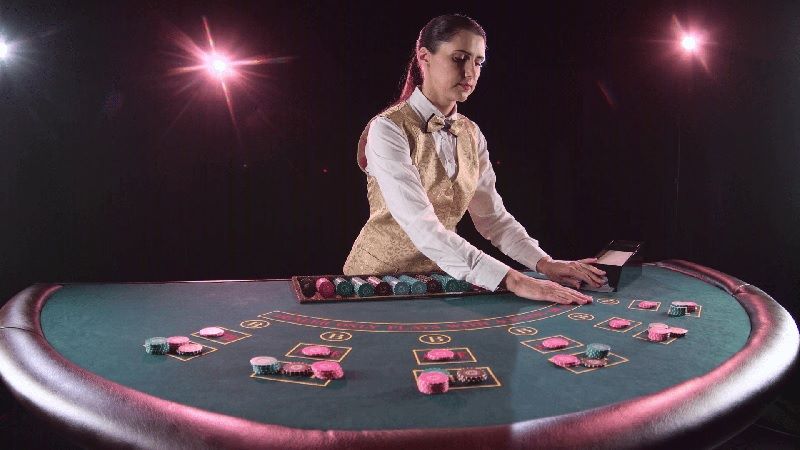 Dealer là gì? - Vai trò dealer trong sân chơi cá cược casino